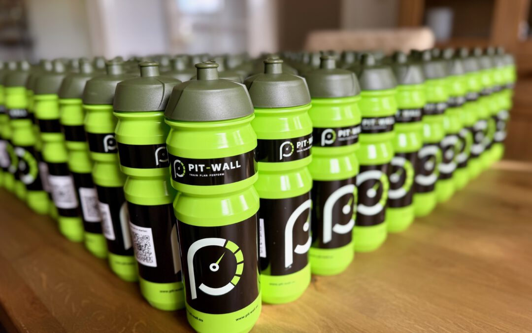 Groene Pitwall-bidons in rijen op de keukentafel.